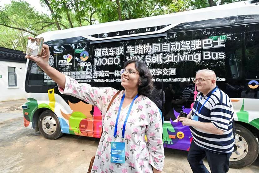 蘑菇车联发布MogoMind物理AI大模型,为单车智能增添“上帝视角”