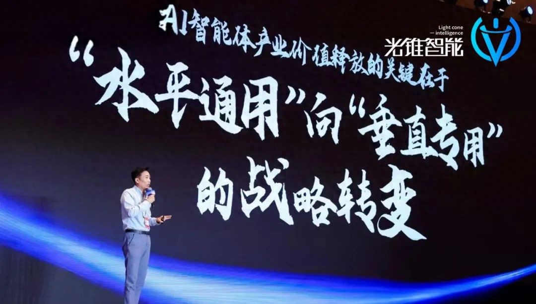 AI+金融，如何跨越大模型和场景鸿沟？