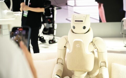 携GR-3新品亮相WAIC 2025，傅利叶开启具身智能康养新概念