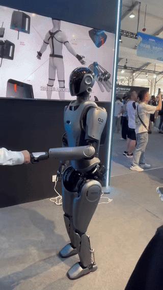 远程康护、极限作业、售货员，在云栖大会直击机器人的前沿应用