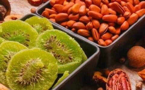 谁“偷”走了零食三巨头的利润?