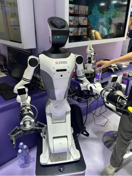 远程康护、极限作业、售货员，在云栖大会直击机器人的前沿应用
