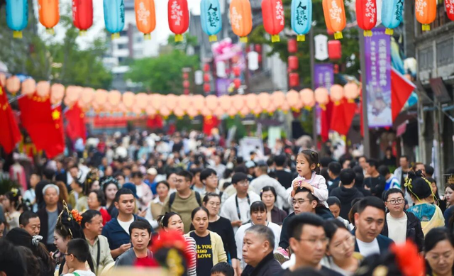 调用北斗超1亿次、带着4亿人去旅行，高德带来烟火假期！