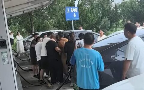 他们使出了九牛二虎之力，“电动爹”仍靠打架抢高速充电桩