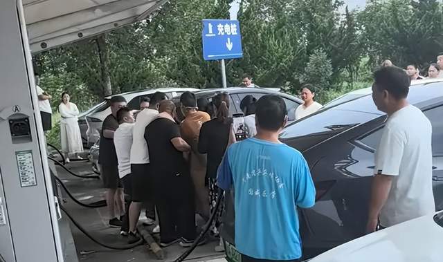 他们使出了九牛二虎之力,“电动爹”仍靠打架抢高速充电桩