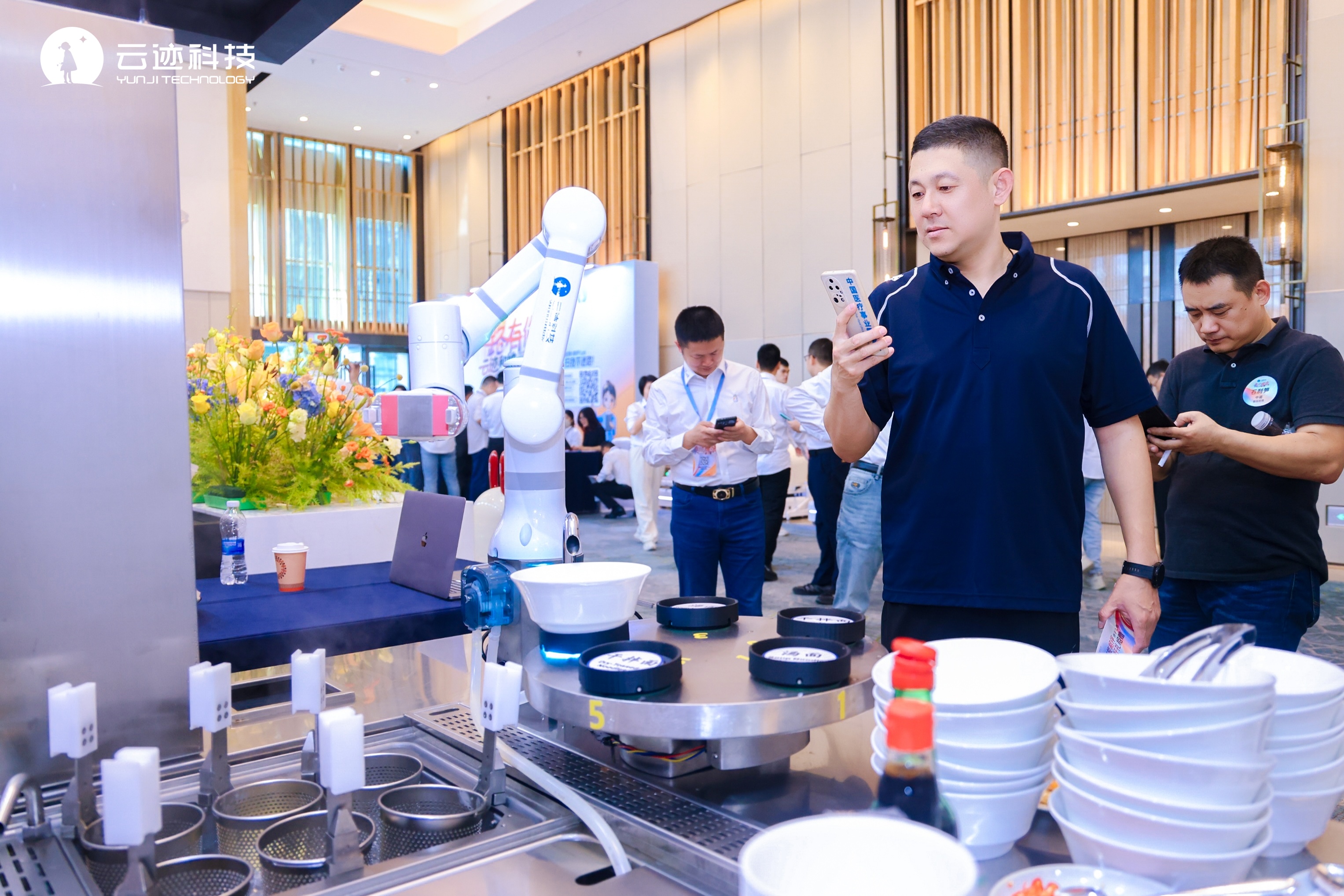 云迹科技首挂高开50%，“酒店机器人第一股”凭什么被认可？