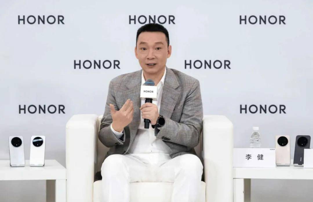 当AI学会进化：荣耀与用户的“共生式成长”新范式
