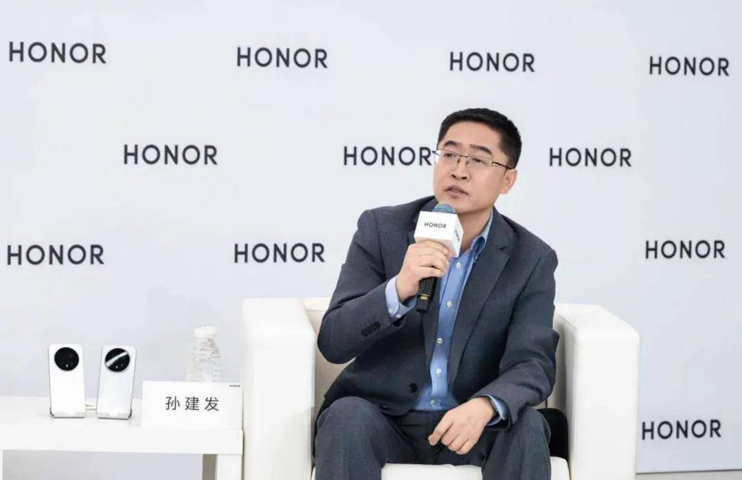 当AI学会进化：荣耀与用户的“共生式成长”新范式