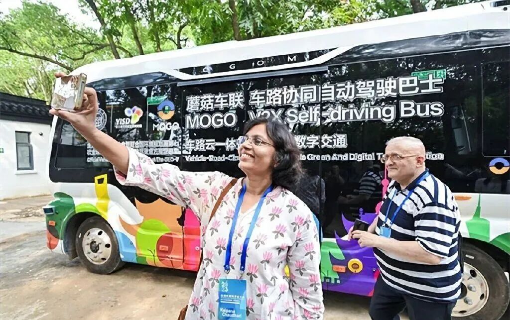 蘑菇车联拿下新加坡高门槛“入场券”，打开Robobus千亿出海市场