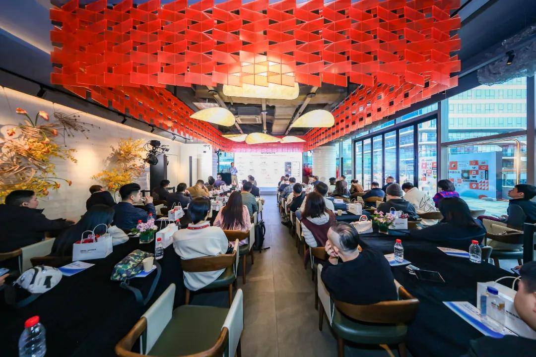 告别流量内卷！连锁品牌的下一个增长点，藏在鸿蒙的“负一屏”里