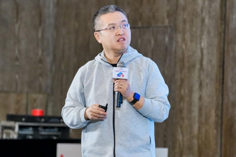 模型、数据、落地之争：具身智能来到“破晓”时刻