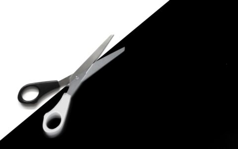 酒店“剪刀门”事件反转，这届网友终于不被情绪CPU了