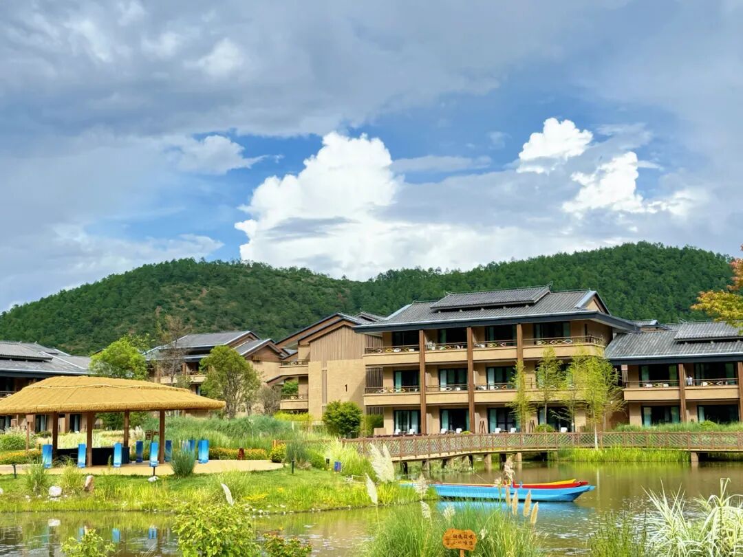 高端度假酒店，走到十字路口