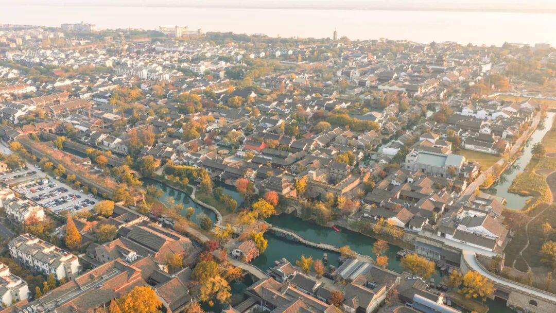 逃离“古镇样板间”：盐官潮乐之城开始“养”交响乐团了