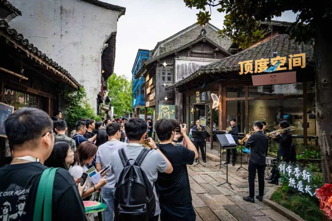 逃离“古镇样板间”：盐官潮乐之城开始“养”交响乐团了