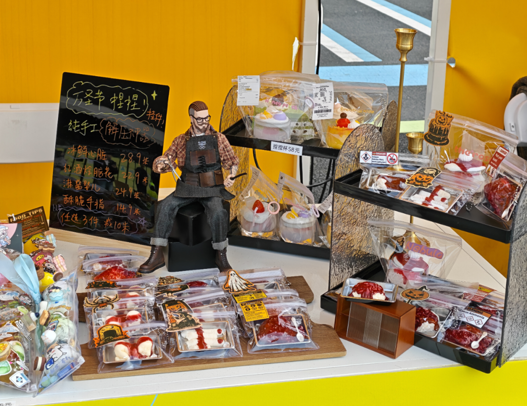 均价40元的捏捏，凭什么让年轻人一年剁手上万？