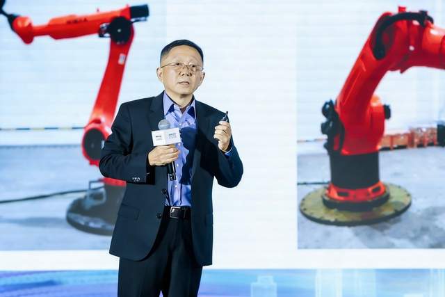 美的超人形机器人“美罗U”首曝 六臂协同引领工业智造变革