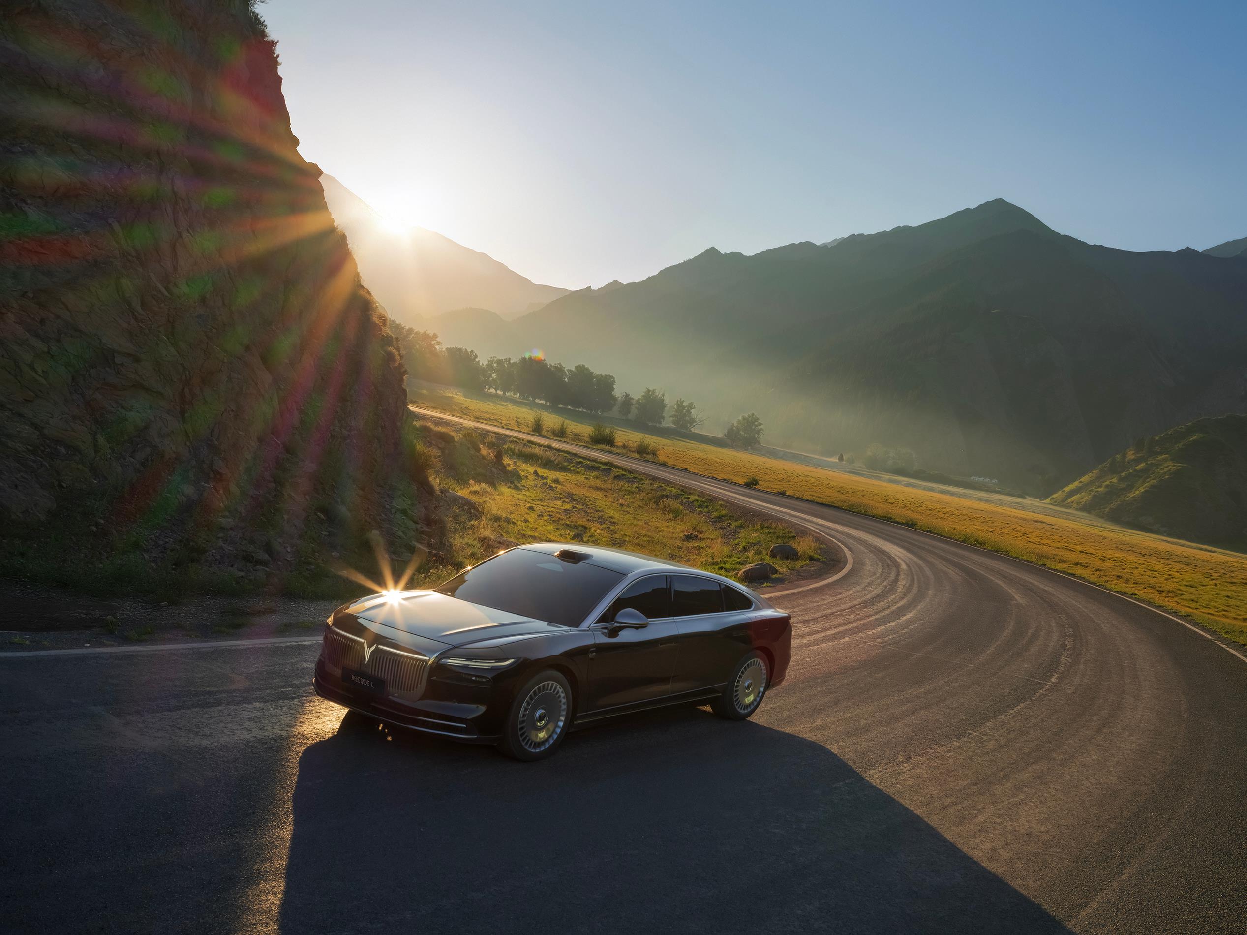 “新时代旗舰轿车”岚图追光L上市，起步价仅27.99万元