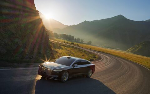 “新时代旗舰轿车”岚图追光L上市，起步价仅27.99万元