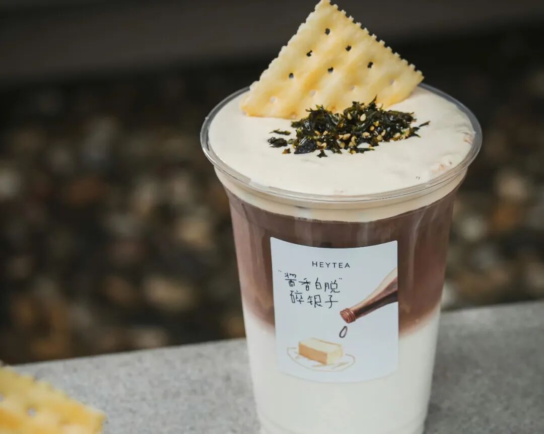 一年关店超600家：重回高端的喜茶，艰难前行的加盟商