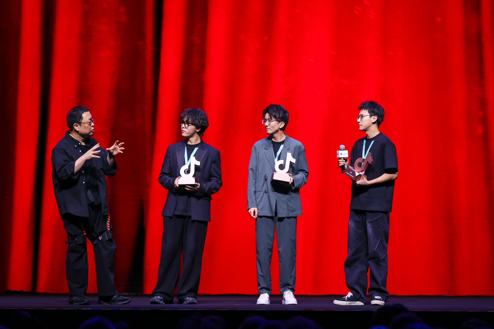 罗永浩“科技春晚”落幕，抖音精选创作者神奇阿宇、U航登台