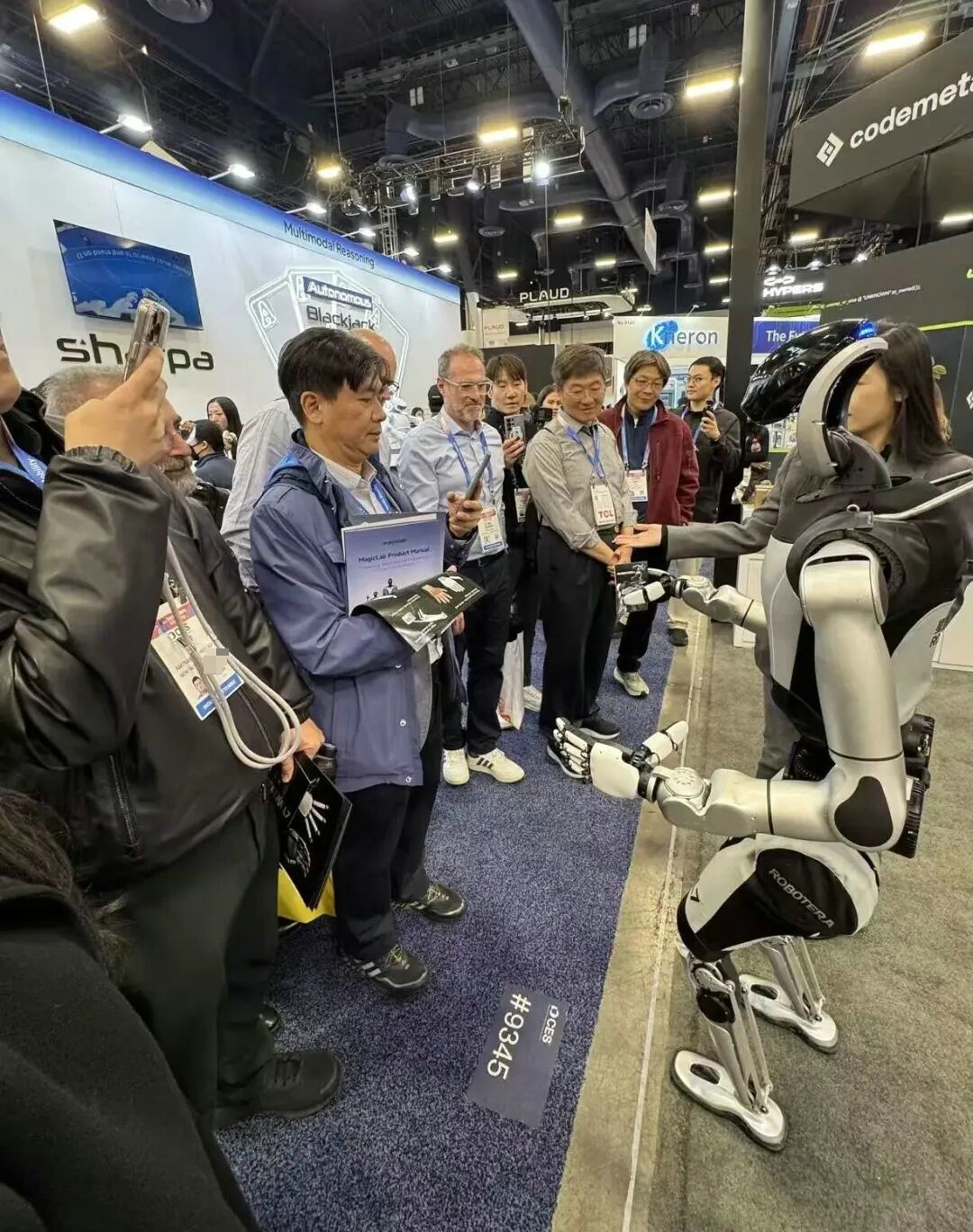 星动纪元携人形机器人家族亮相CES 2026，海外业务占比达50%