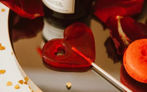 星巴克、认养一头牛都在跟，“小众非遗”火了？