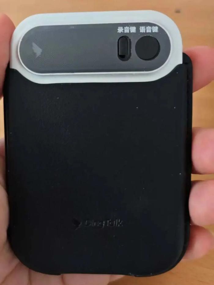 飞书钉钉AI硬件争夺战：录音背后的入口之争