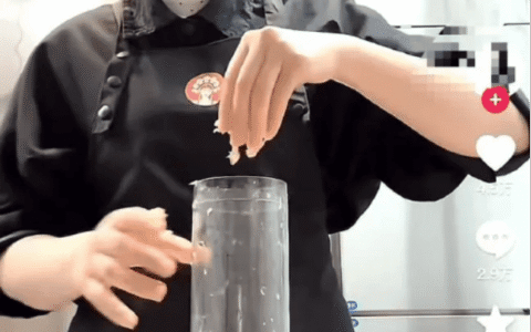 霸王茶姬“手打”食安危机另面：业绩下滑股价腰斩，被下调盈利预期