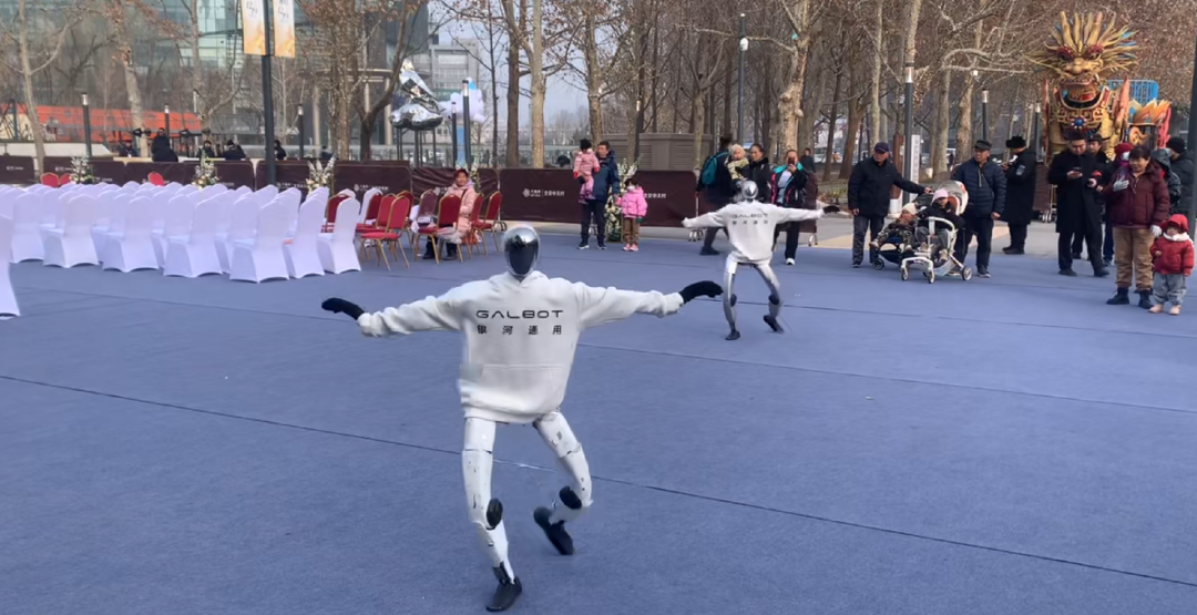 CES观察|AI硬件迎来黄金时代,中国机器人“进场打工”