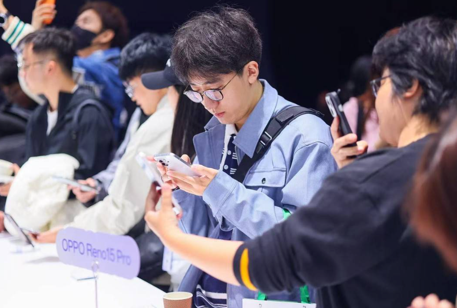 谁在定义年轻人的第一件“社交硬通货”？