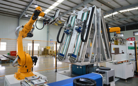 华汇智能毛利率下行：研发费用率弱同行，资金面紧张募资额狂砍上亿