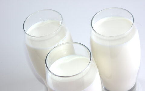 南方乳业研发费用率偏低且兼职人员占比八成，分红2.4亿再补流1亿