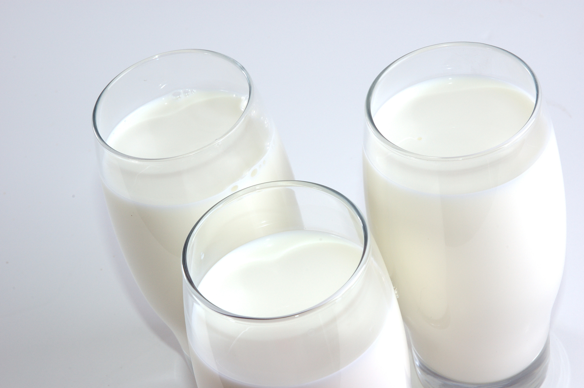 南方乳业研发费用率偏低且兼职人员占比八成，分红2.4亿再补流1亿