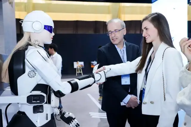 从扭秧歌到武术大师，机器人“ChatGPT时刻”到了吗？