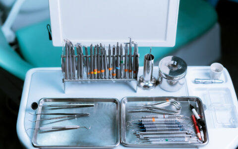 威高股份深陷“行贿门”：送现金、送金条与高回扣，持续增持股价仍跌三成