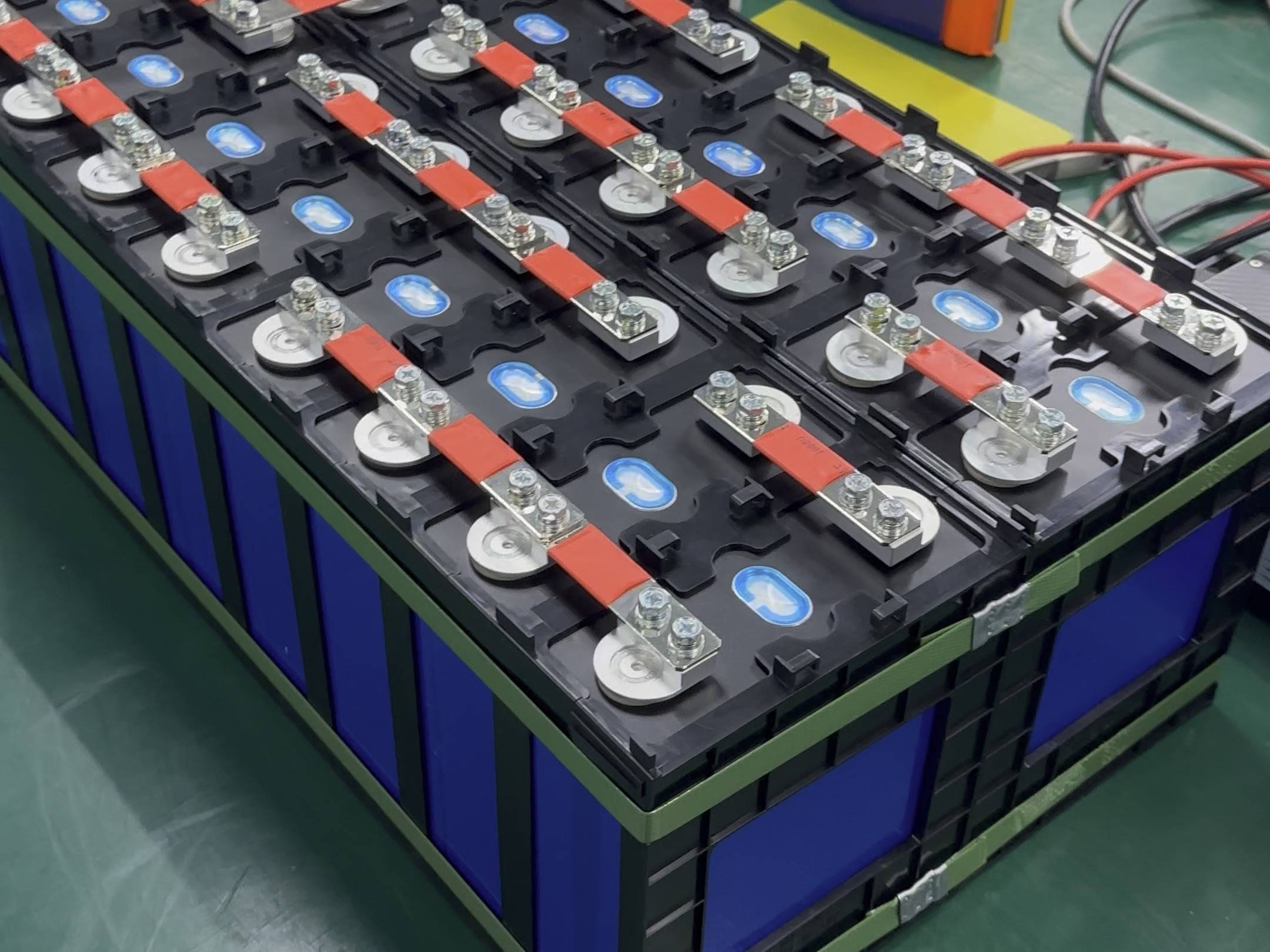 昆仑新能源收入下滑由盈转亏：毛利率骤降，客户集中度超七成