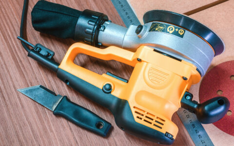 德硕科技实控人夫妇持股96%：研发费用率持续走低，信用期外应收账款激增