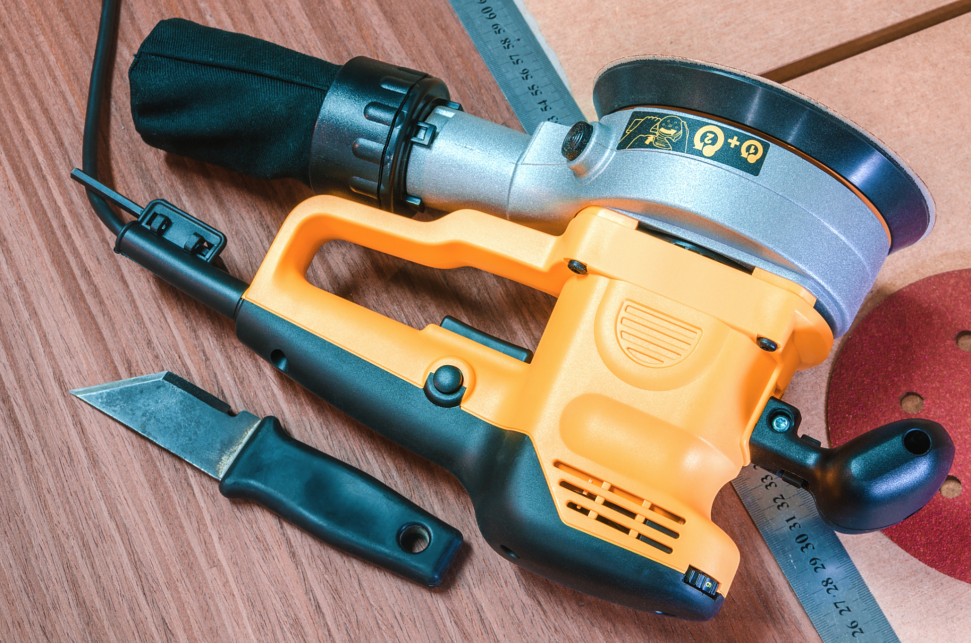 德硕科技实控人夫妇持股96%：研发费用率持续走低，信用期外应收账款激增