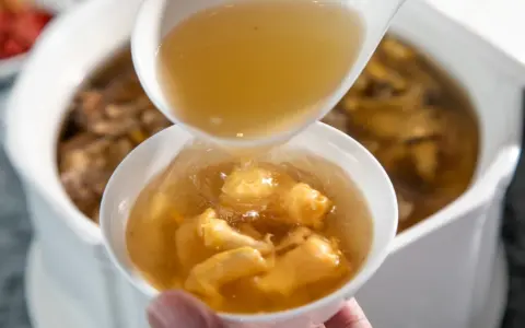 从莫氏鸡煲到“鸡排哥”，普通人爆火真能带火一座城？