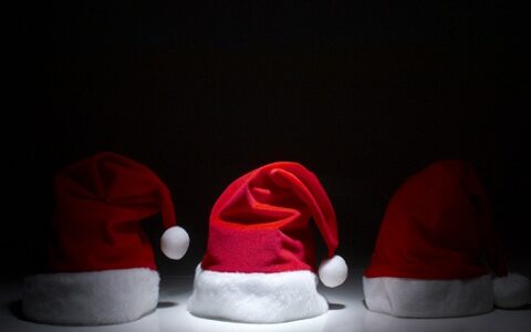 在微信群里，今年换上圣诞帽头像的人比往年多得多