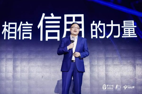 得到创始人罗振宇创业4年最大的感悟：有人向前走，有人往回望