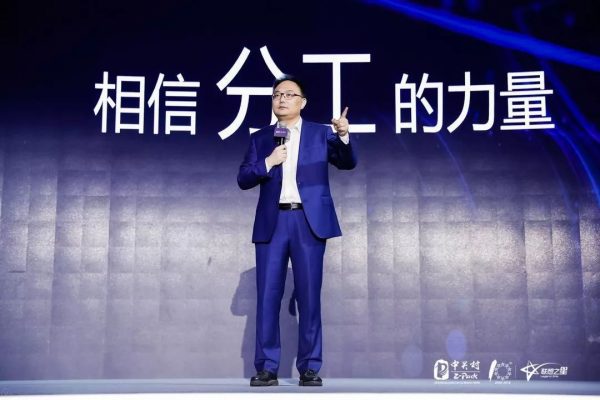 得到创始人罗振宇创业4年最大的感悟：有人向前走，有人往回望