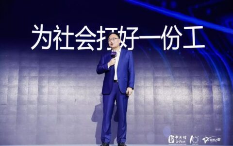 得到创始人罗振宇创业4年最大的感悟：有人向前走，有人往回望