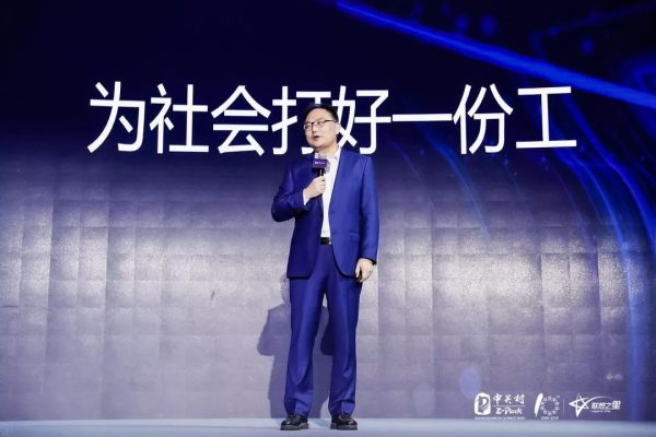 得到创始人罗振宇创业4年最大的感悟：有人向前走，有人往回望
