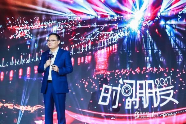 得到创始人罗振宇创业4年最大的感悟：有人向前走，有人往回望